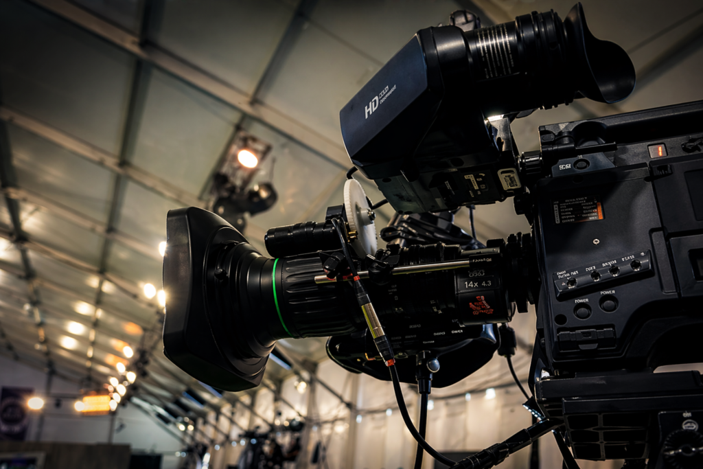 Cámara profesional de producción audiovisual en set de grabación en México